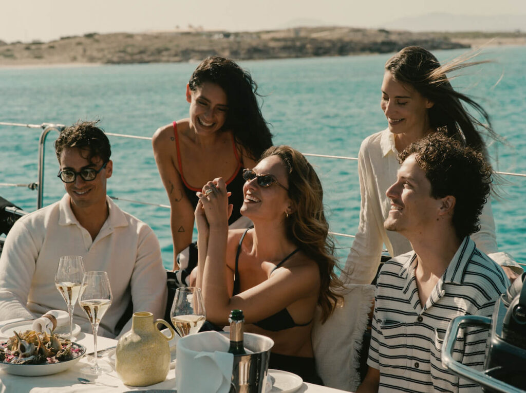Descubre qué hacer en Ibiza más allá de las discotecas: playas secretas, rutas culturales y los mejores restaurantes. Encuentra tu plan perfecto.
